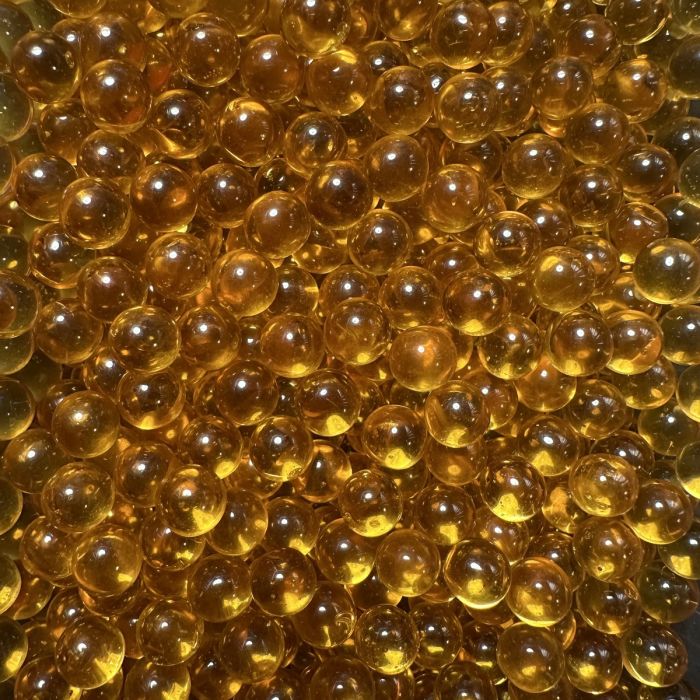Amber 8mm: kleine knikkers van doorschijnend amberkleurig glas