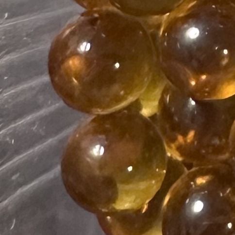 Amber 10mm: kleine knikker van doorschijnend amberkleurig glas