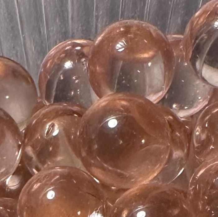 Rose 10mm: kleine knikker van doorschijnend zalmroze glas