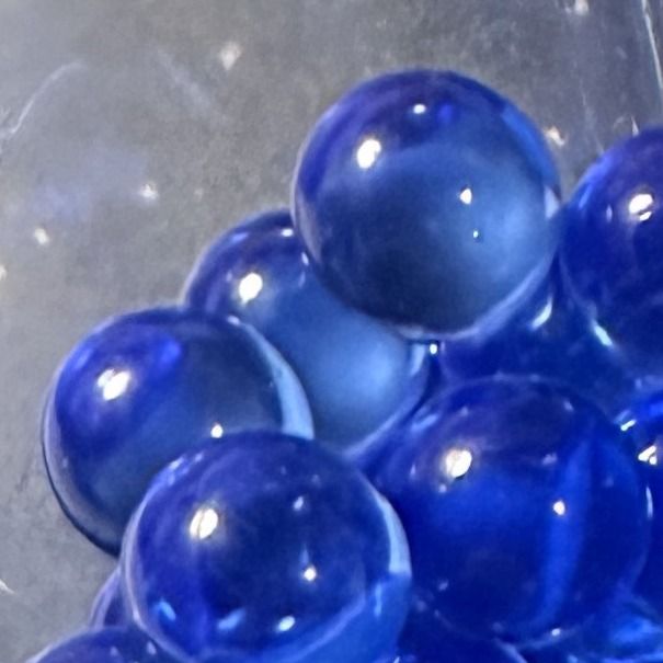Saffier 10mm: kleine knikker van doorschijnend donkerblauw glas