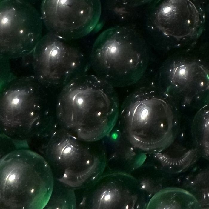Smaragd 10mm: kleine knikker van doorschijnend donkergroen glas
