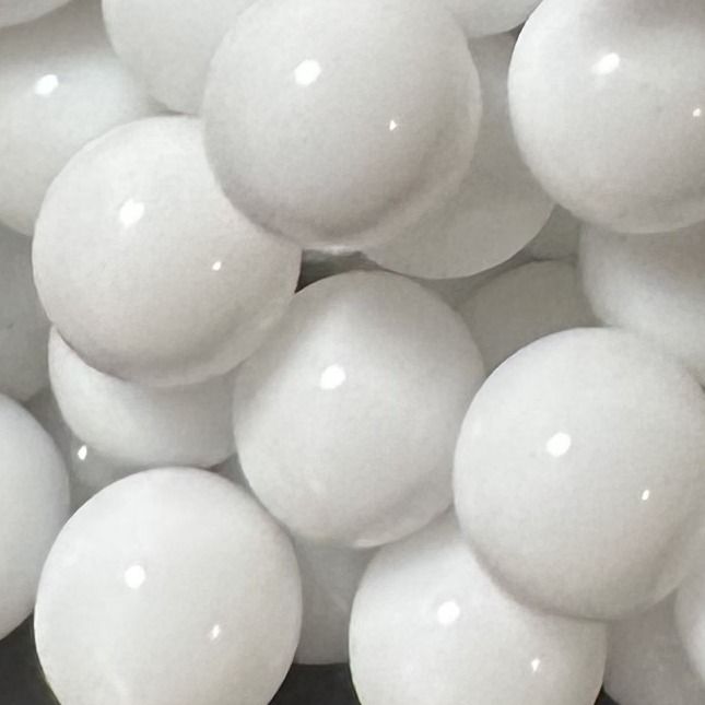 Wit 10mm: kleine knikker van ondoorschijnend wit glas