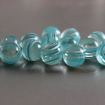 IJspegel 16mm: knikker van helder glas met lichtblauwe en witte strepen