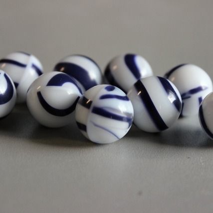 Matroos 16mm: knikker van wit glas met brede donkerblauwe banden