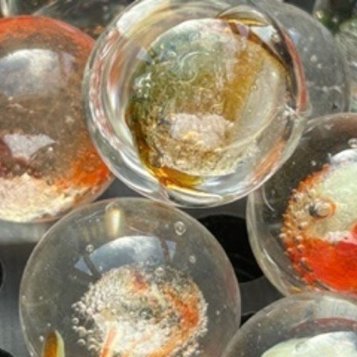 Bloed 25mm: handgemaakte bonken van helder glas met oranjerood en wit binnenin