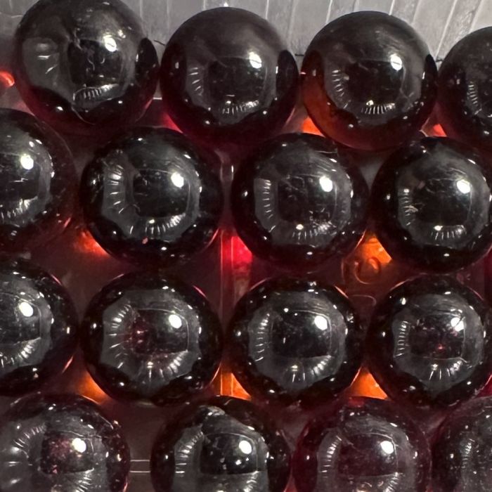Robijn 25mm: knikker van doorschijnend donkerrood glas