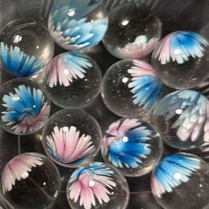 Bloesem blauw-roze 25mm: handgemaakte knikker in helder glas met een bloem in blauw en roze