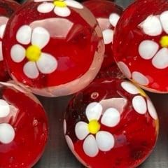 Witte bloem - rood 16mm: handgemaakte rode knikker met witte bloemetjes met een geel hart