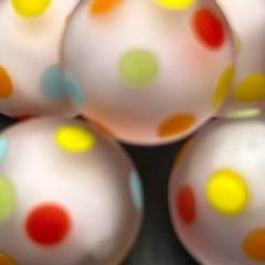 Circus 16mm: handgemaakte matte knikker met stippen in rood, geel, oranje, groen en blauw