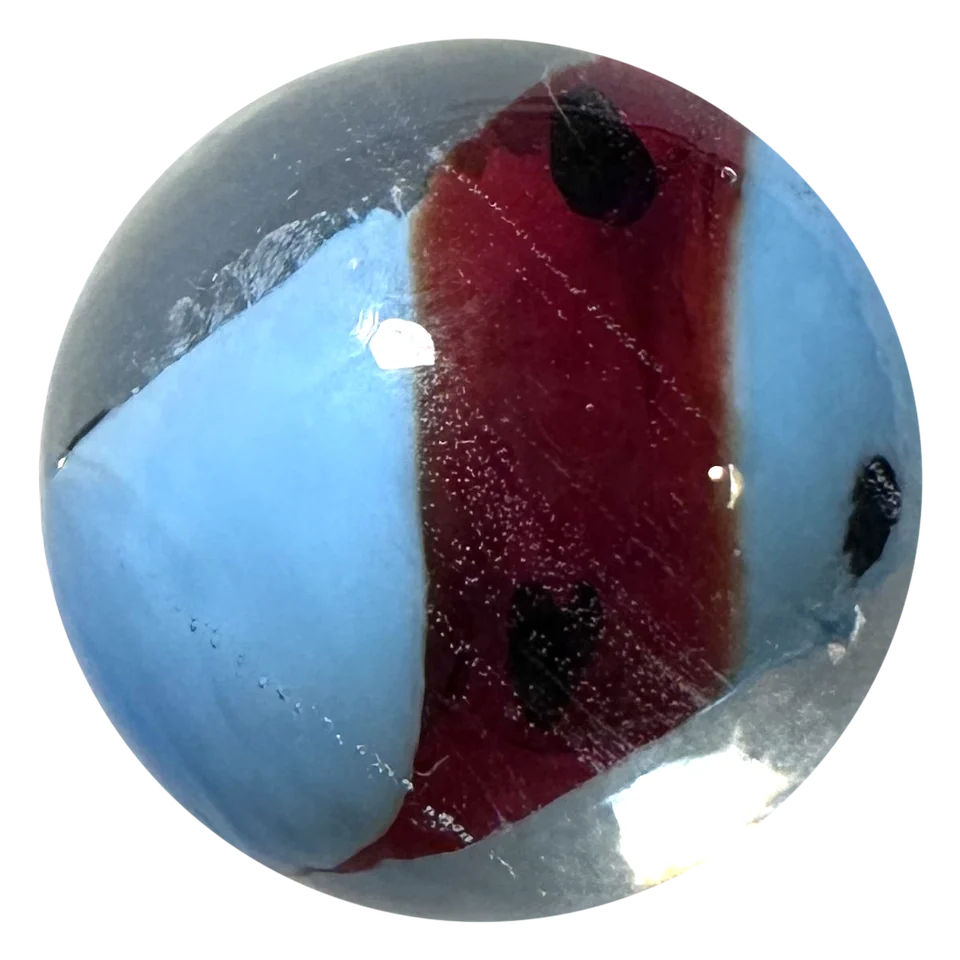 Yin Yang lichtblauw-rood 16mm: handgemaakte knikker in lichtblauw en donkerrood met zwarte stippen