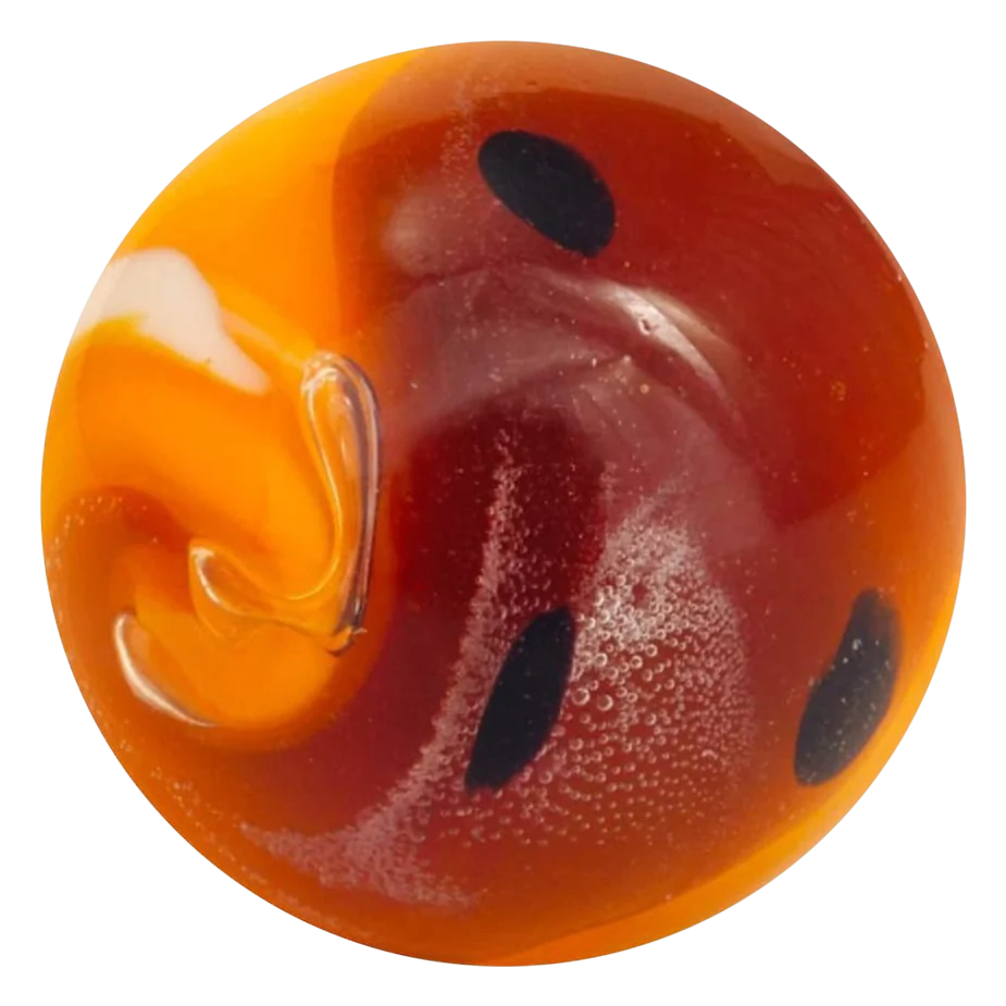 Yin Yang oranje 16mm: handgemaakte knikker in oranje en donkerrood met zwarte stippen
