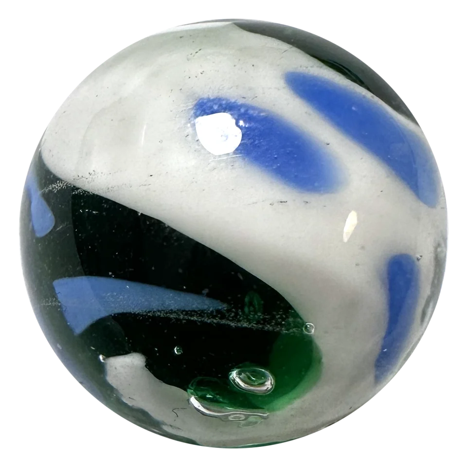 Yin Yang groen-wit 16mm: handgemaakte knikker in groen en wit met blauwe streepjes