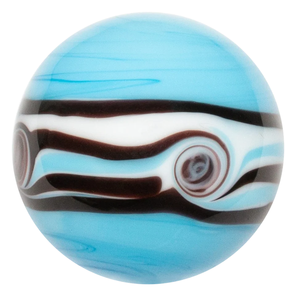 Riptide blauw 22mm: handgemaakte knikker in lichtblauw met een witte band en zwarte lijntjes