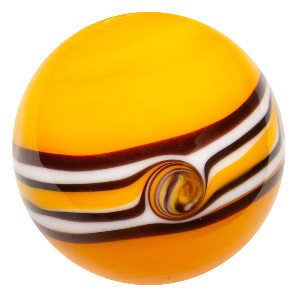 Riptide oranje 16mm: handgemaakte knikker in geeloranje met een witte band en zwarte lijntjes
