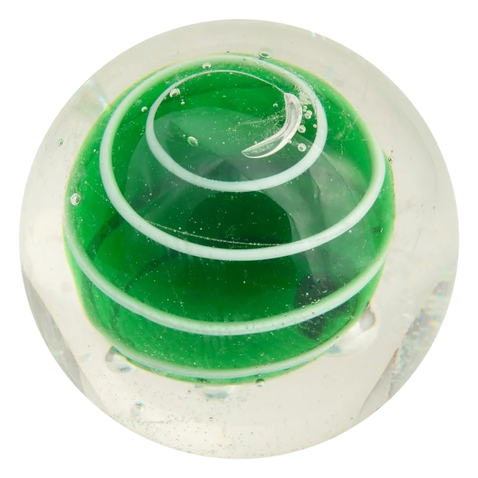 Bumble Bubble groen 25mm: handgemaakte knikker met een groene kern en een witte spiraal