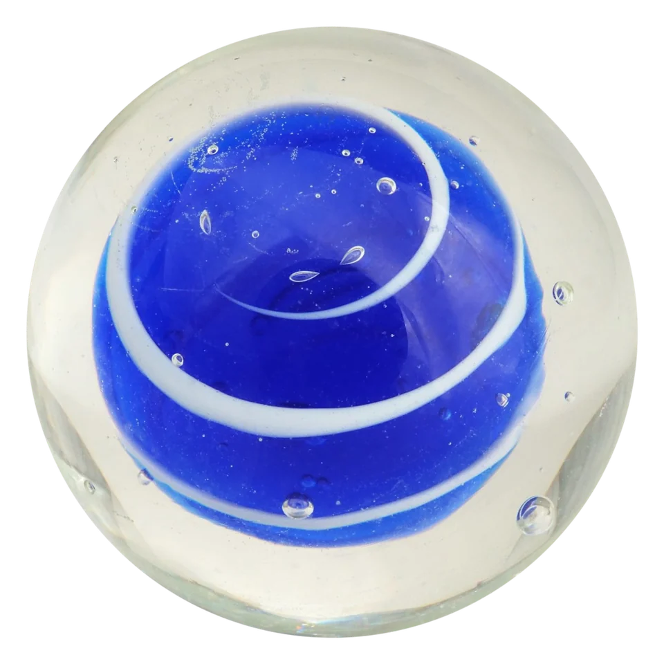 Bumble Bubble donkerblauw 25mm: handgemaakte knikker met een donkerblauwe kern en een witte spiraal