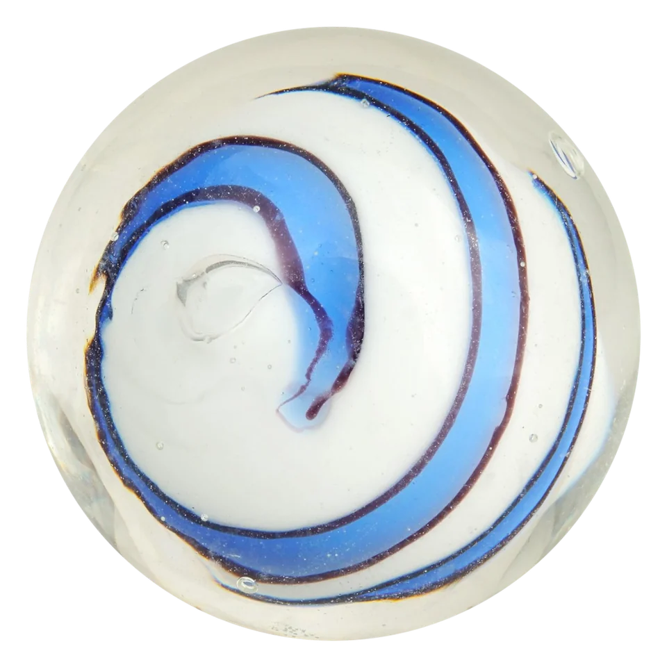 Bumble Bubble blauw-wit 25mm: handgemaakte knikker met een witte kern en blauwe banen
