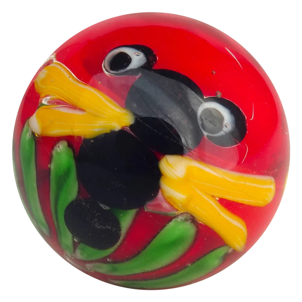 Libelle 22mm: handgemaakte knikker met een libelle in rood glas