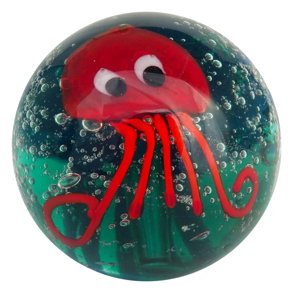 Octopus - blauw 16mm: handgemaakte knikker met een rode octopus in blauwgroen glas met luchtbelletjes
