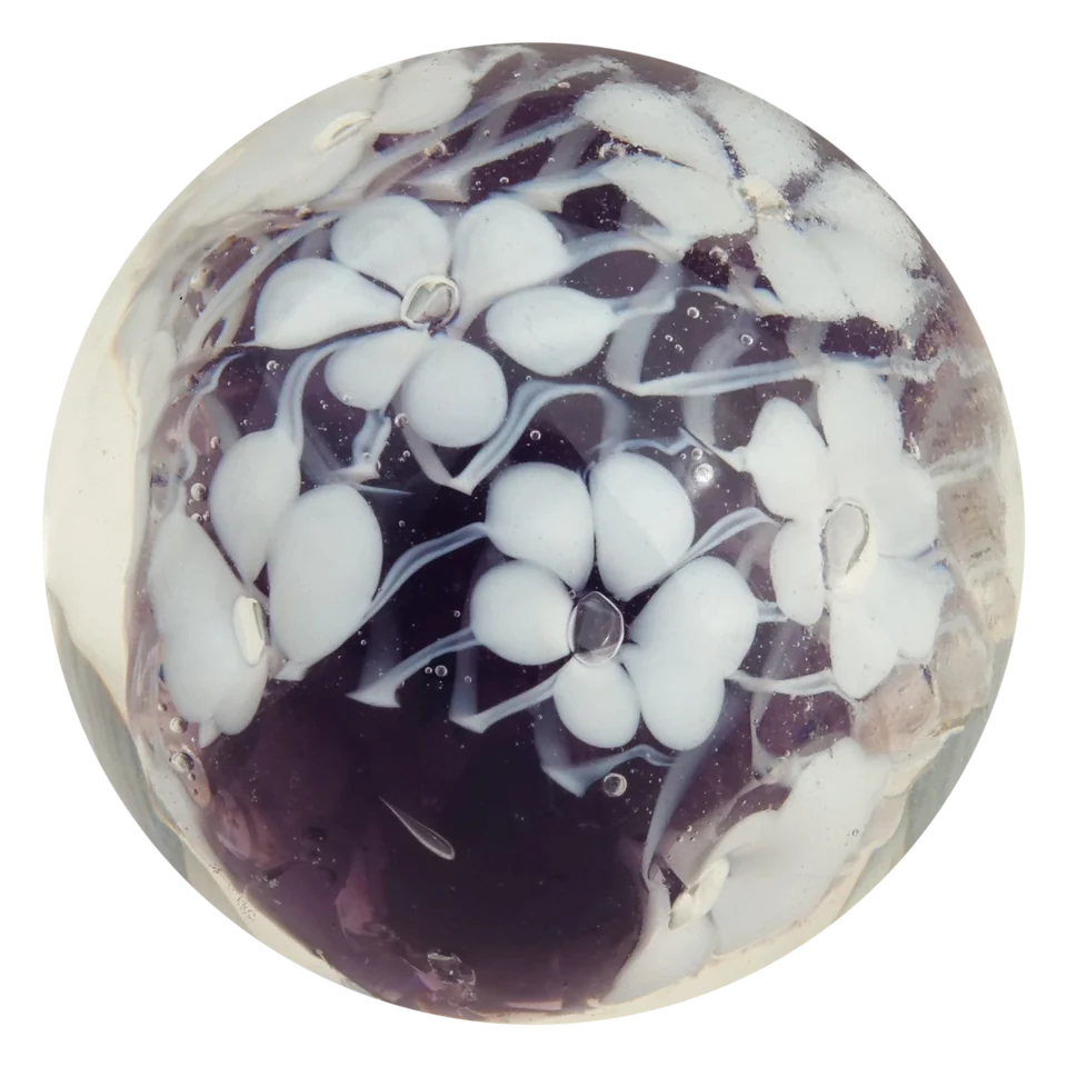 Violet 16mm: handgemaakte knikker met een donkerpaarse kern en witte bloemetjes aan de buitenkant